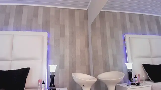 Snapshot of HazelMoret chatting on 02-12-25, 02:54 HazelMoret online show from 02-12-25, 02:54