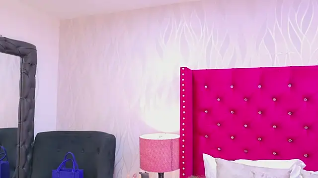 Snapshot of HazelMoret chatting on 10-01-25, 11:38 HazelMoret online show from 10-01-25, 11:38