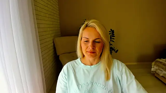 Snapshot of Alicee_Gracee chatting on 09-22-25, 09:22 Alicee Gracee online show from 09-22-25, 09:22