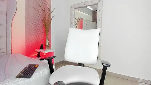 Lucii fer  online show from 04-13-26, 12:21