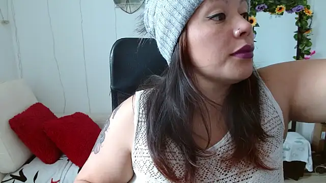 Snapshot of miss_evoleth2 chatting on 11-24-25, 04:07 miss evoleth2 online show from 11-24-25, 04:07