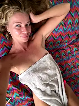 Snapshot of -OliWow- chatting on 12-18-25, 08:42 -OliWow- online show from 12-18-25, 08:42