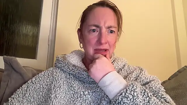 Snapshot of LouiseTswing chatting on 02-05-25, 08:57 LouiseTswing online show from 02-05-25, 08:57