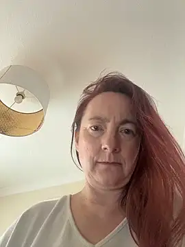 Snapshot of LouiseTswing chatting on 02-10-26, 02:21 LouiseTswing online show from 02-10-26, 02:21