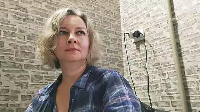 Snapshot of EdithManning chatting on 01-14-25, 12:14 EdithManning online show from 01-14-25, 12:14