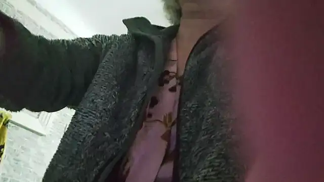 Snapshot of EdithManning chatting on 01-15-25, 03:43 EdithManning online show from 01-15-25, 03:43