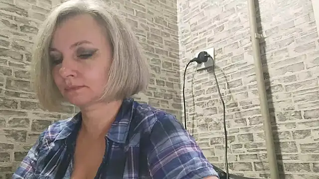 Snapshot of EdithManning chatting on 01-21-25, 06:00 EdithManning online show from 01-21-25, 06:00