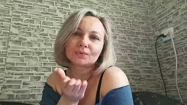 Snapshot of EdithManning chatting on 03-10-25, 06:05 EdithManning online show from 03-10-25, 06:05