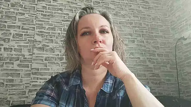 Snapshot of EdithManning chatting on 03-19-25, 06:24 EdithManning online show from 03-19-25, 06:24