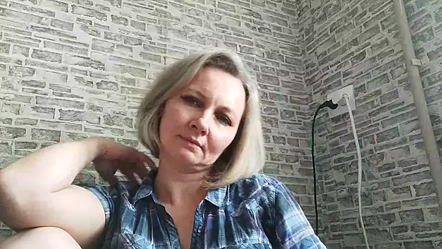 Snapshot of EdithManning chatting on 03-19-25, 09:28 EdithManning online show from 03-19-25, 09:28