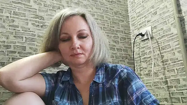 Snapshot of EdithManning chatting on 03-19-25, 12:34 EdithManning online show from 03-19-25, 12:34