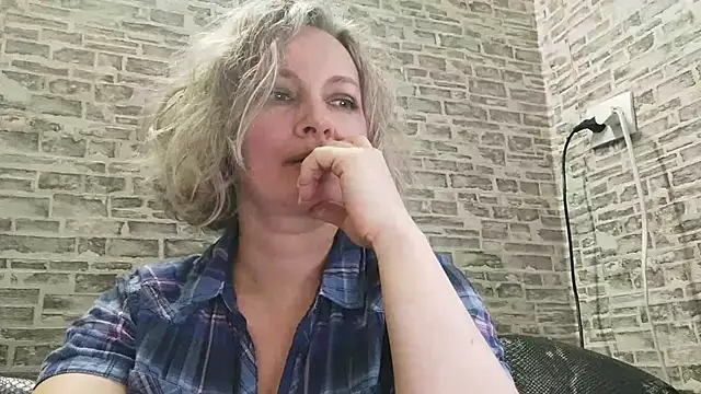 Snapshot of EdithManning chatting on 03-22-25, 02:47 EdithManning online show from 03-22-25, 02:47