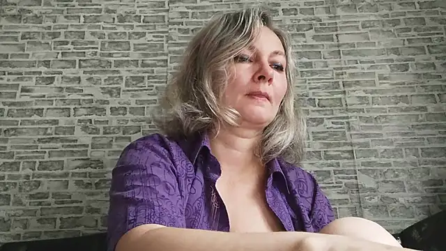 Snapshot of EdithManning chatting on 09-30-25, 05:01 EdithManning online show from 09-30-25, 05:01