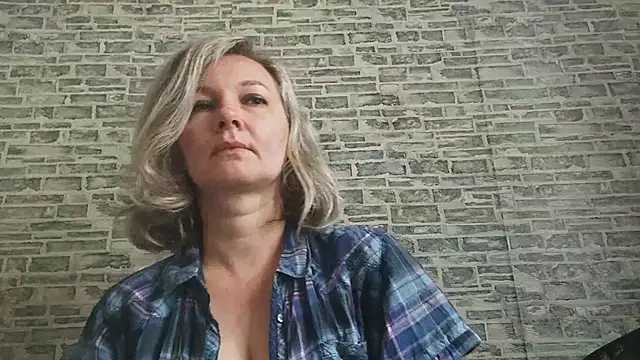 Snapshot of EdithManning chatting on 10-17-25, 05:43 EdithManning online show from 10-17-25, 05:43