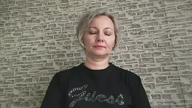 Snapshot of EdithManning chatting on 10-31-25, 07:09 EdithManning online show from 10-31-25, 07:09