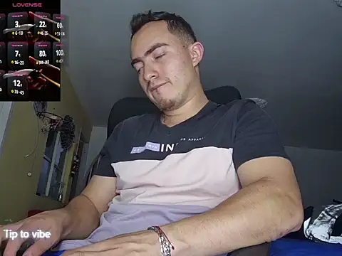 Snapshot of dragon1006 chatting on 11-25-25, 02:33 dragon1006 online show from 11-25-25, 02:33