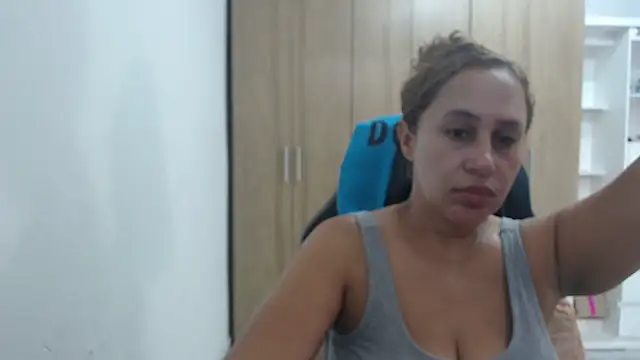 RoxanaLove9 online show from 10-10-25, 09:47