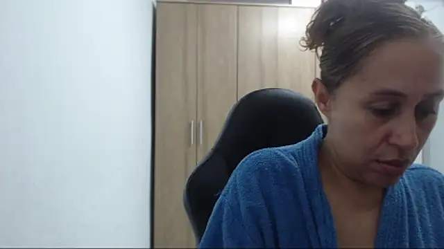 Snapshot of RoxanaLove9 chatting on 05-04-26, 11:12 RoxanaLove9 online show from 05-04-26, 11:12