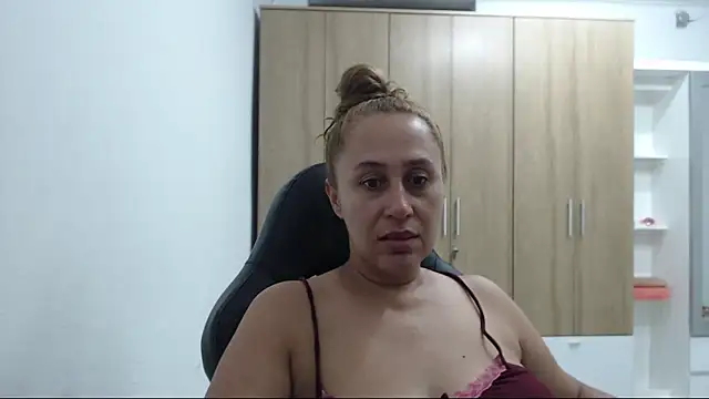 Snapshot of RoxanaLove9 chatting on 05-12-26, 01:36 RoxanaLove9 online show from 05-12-26, 01:36