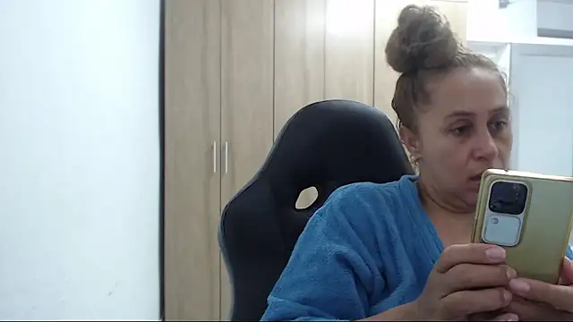 Snapshot of RoxanaLove9 chatting on 07-26-26, 10:05 RoxanaLove9 online show from 07-26-26, 10:05