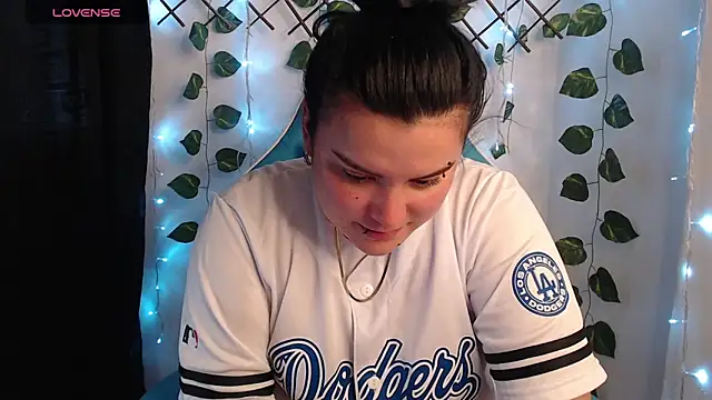 Snapshot of Nika_1_ chatting on 05-14-26, 09:32 Nika 1 online show from 05-14-26, 09:32