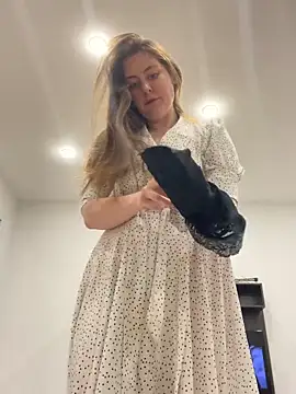 Snapshot of Topvi_ chatting on 12-15-25, 02:32 Topvi online show from 12-15-25, 02:32