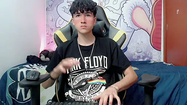 Snapshot of johnny_cagee chatting on 12-18-24, 05:15 johnny cagee online show from 12-18-24, 05:15