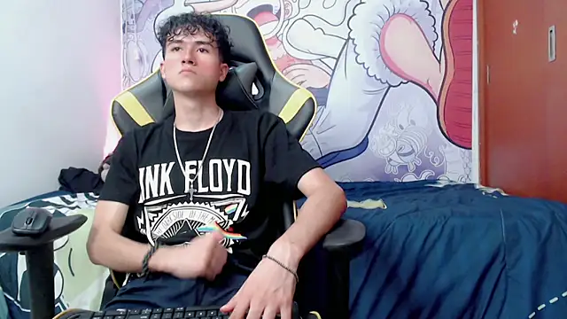 Snapshot of johnny_cagee chatting on 12-18-24, 08:20 johnny cagee online show from 12-18-24, 08:20