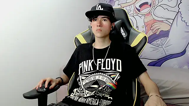 Snapshot of johnny_cagee chatting on 01-17-25, 04:06 johnny cagee online show from 01-17-25, 04:06