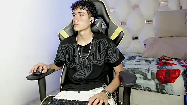 Snapshot of johnny_cagee chatting on 09-19-25, 04:03 johnny cagee online show from 09-19-25, 04:03