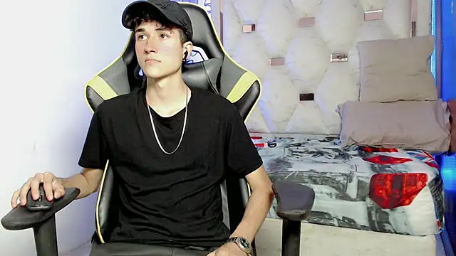 Snapshot of johnny_cagee chatting on 09-21-25, 04:03 johnny cagee online show from 09-21-25, 04:03