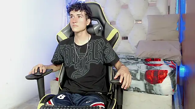 Snapshot of johnny_cagee chatting on 09-25-25, 04:05 johnny cagee online show from 09-25-25, 04:05