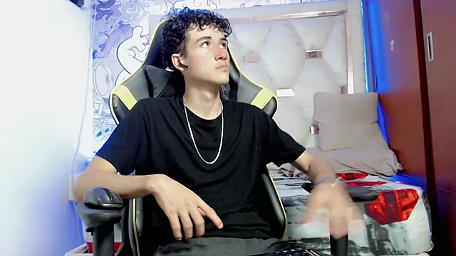 Snapshot of johnny_cagee chatting on 10-10-25, 04:44 johnny cagee online show from 10-10-25, 04:44