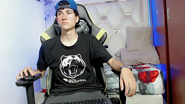 Snapshot of johnny_cagee chatting on 10-12-25, 05:17 johnny cagee online show from 10-12-25, 05:17