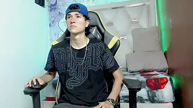 Snapshot of johnny_cagee chatting on 10-15-25, 04:45 johnny cagee online show from 10-15-25, 04:45