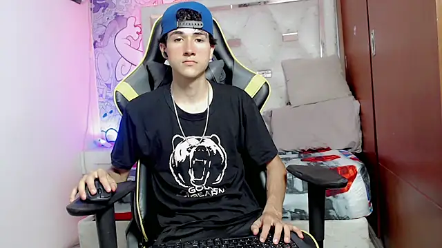 Snapshot of johnny_cagee chatting on 10-16-25, 04:24 johnny cagee online show from 10-16-25, 04:24