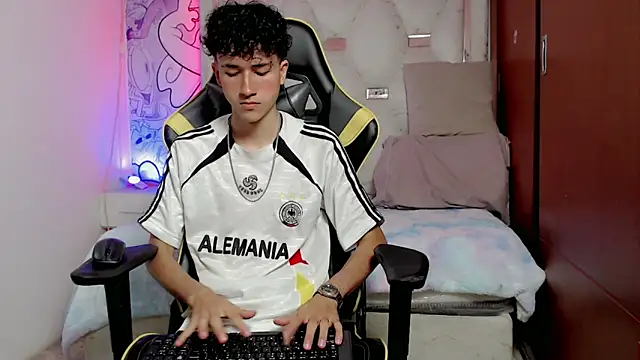 Snapshot of johnny_cagee chatting on 10-17-25, 09:12 johnny cagee online show from 10-17-25, 09:12