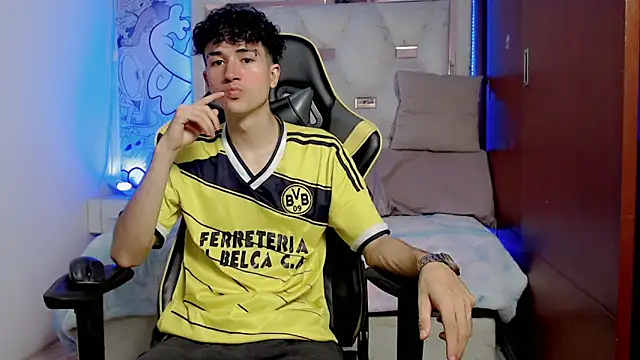 Snapshot of johnny_cagee chatting on 10-21-25, 04:46 johnny cagee online show from 10-21-25, 04:46