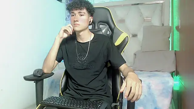 Snapshot of johnny_cagee chatting on 11-08-25, 06:13 johnny cagee online show from 11-08-25, 06:13