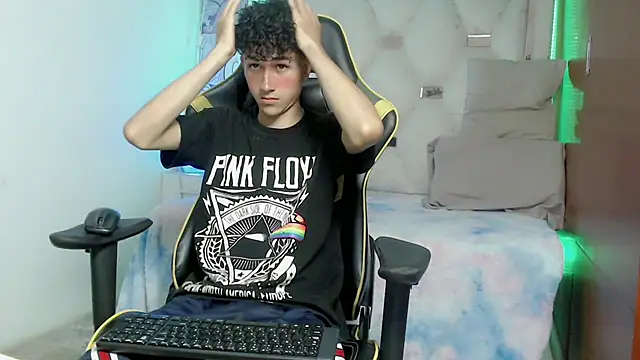 Snapshot of johnny_cagee chatting on 11-10-25, 06:01 johnny cagee online show from 11-10-25, 06:01