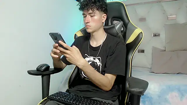 Snapshot of johnny_cagee chatting on 11-13-25, 04:11 johnny cagee online show from 11-13-25, 04:11