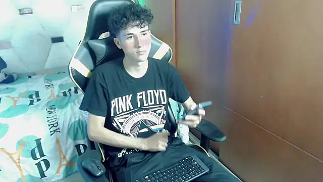 Snapshot of johnny_cagee chatting on 11-18-25, 03:34 johnny cagee online show from 11-18-25, 03:34