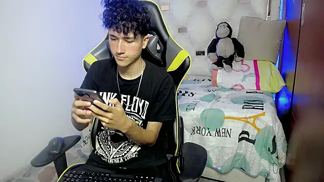 Snapshot of johnny_cagee chatting on 11-22-25, 03:38 johnny cagee online show from 11-22-25, 03:38