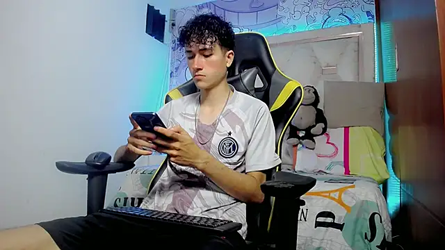 Snapshot of johnny_cagee chatting on 11-23-25, 05:07 johnny cagee online show from 11-23-25, 05:07