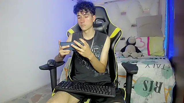 Snapshot of johnny_cagee chatting on 11-24-25, 05:40 johnny cagee online show from 11-24-25, 05:40