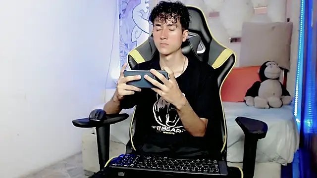 Snapshot of johnny_cagee chatting on 11-29-25, 04:04 johnny cagee online show from 11-29-25, 04:04