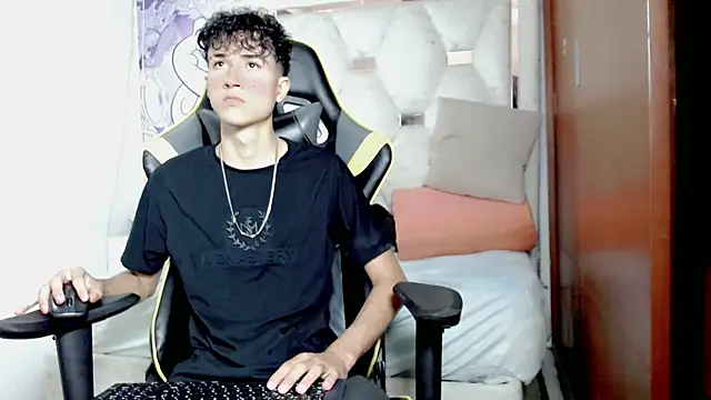 Snapshot of johnny_cagee chatting on 12-01-25, 03:33 johnny cagee online show from 12-01-25, 03:33