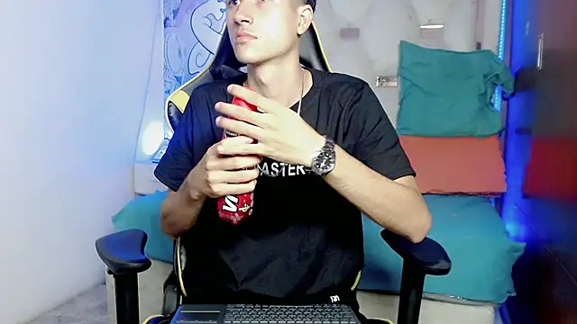 Snapshot of johnny_cagee chatting on 12-05-25, 04:32 johnny cagee online show from 12-05-25, 04:32