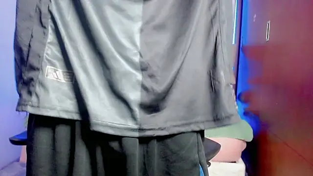 Snapshot of johnny_cagee chatting on 12-15-25, 03:33 johnny cagee online show from 12-15-25, 03:33