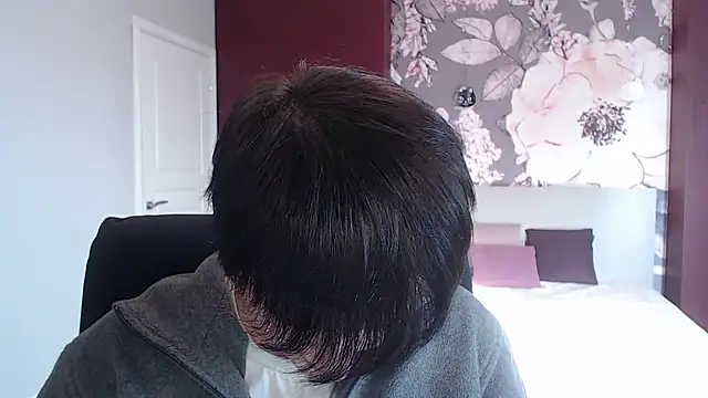 EmiliaYours online show from 12-17-24, 10:34